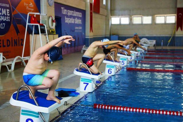 Bağcılar’da çocuklar için havuz zamanı