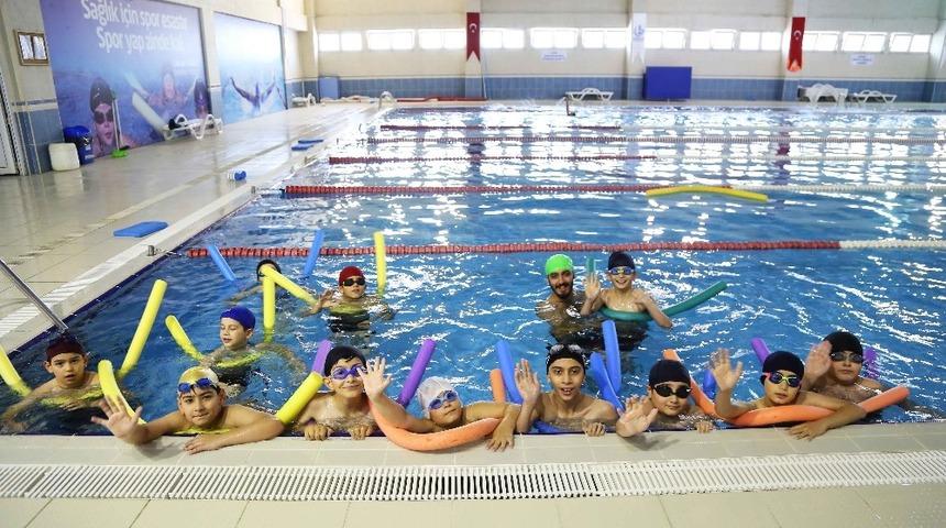 Bağcılar’da çocuklar için havuz zamanı