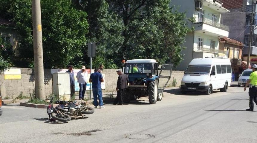 Traktör ile motosiklet çarpıştı: 1 yaralı