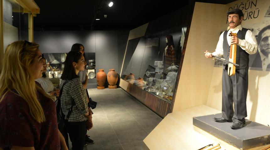 Turistler kemençe çalan heykelden gözünü alamıyor