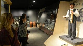 Turistler kemençe çalan heykelden gözünü alamıyor