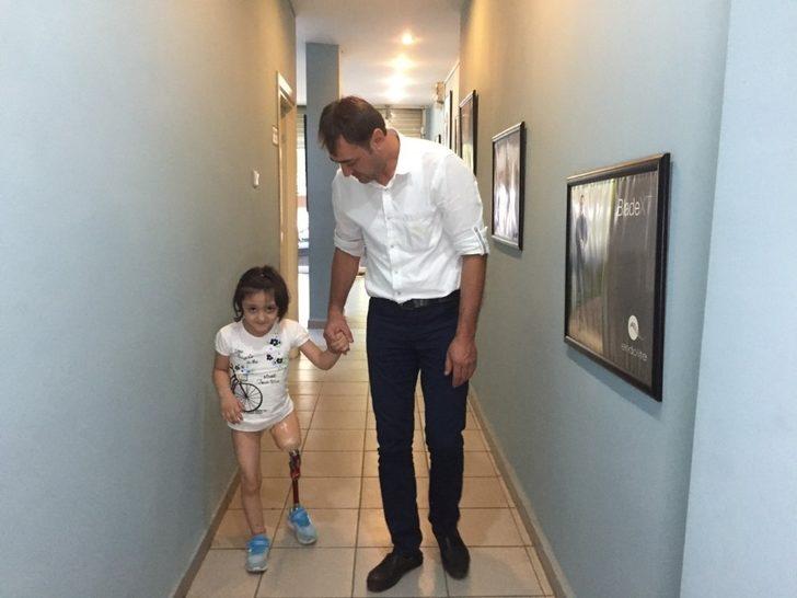 Minik Özge’nin yeni protez bacak mutluluğu G4