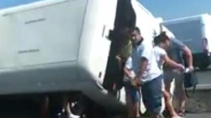 Denizli'de turistleri taşıyan tur otobüsü kaza yaptı