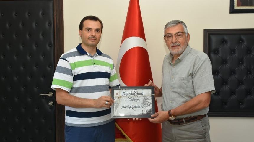 Başkan Bozkurt&rsquo;a okul m&uuml;d&uuml;r&uuml; ve &ouml;ğrencilerden teşekk&uuml;r