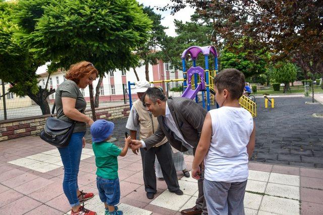 Başkan Çatal’dan, park oynayan çocuklara sürpriz