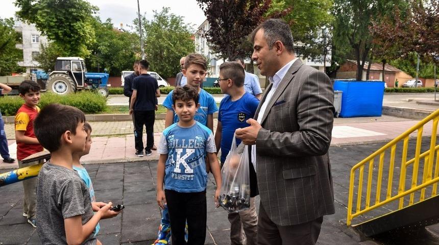 Başkan &Ccedil;atal&rsquo;dan, park oynayan &ccedil;ocuklara s&uuml;rpriz
