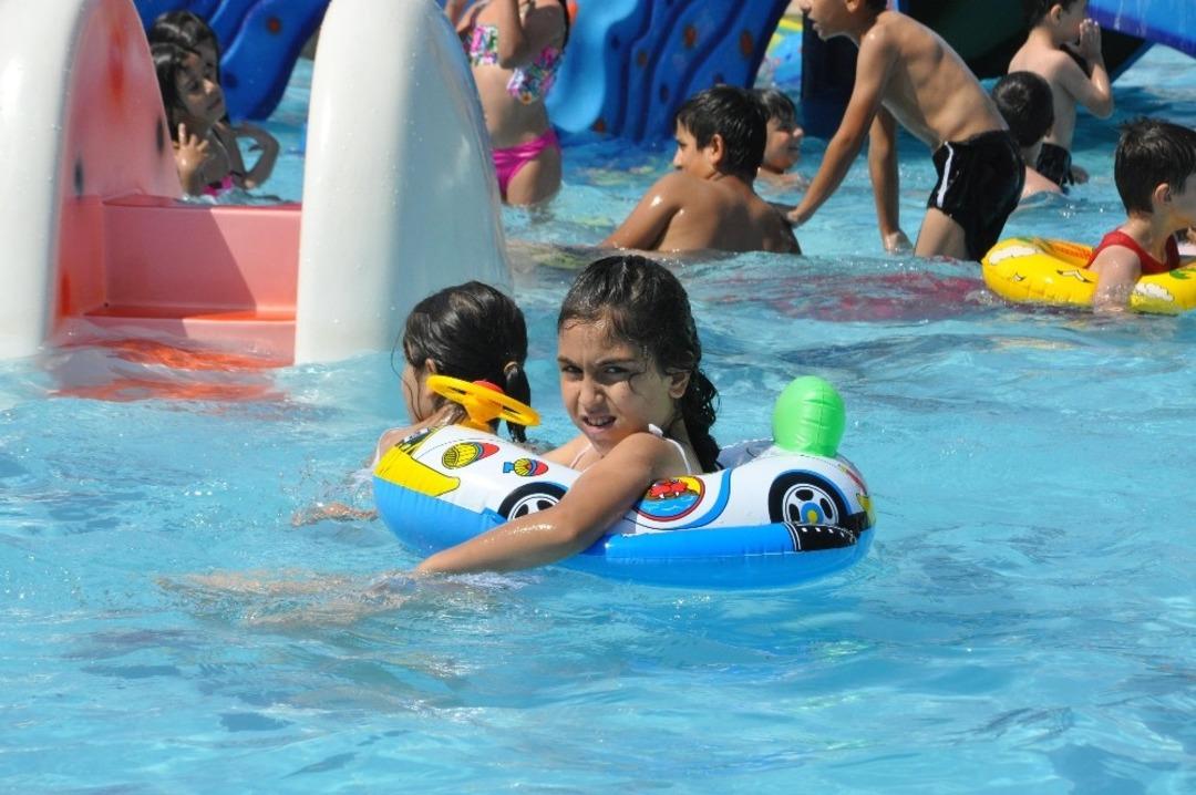 Sıcaktan bunalan vatandaşlar havuza akın etti