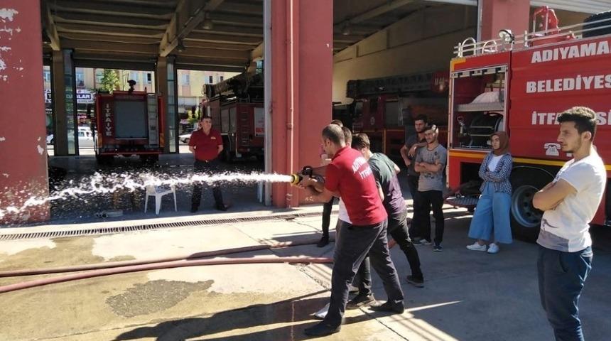 İtfaiyeciler &ouml;ğrencilere mesleğin inceliğini anlattı