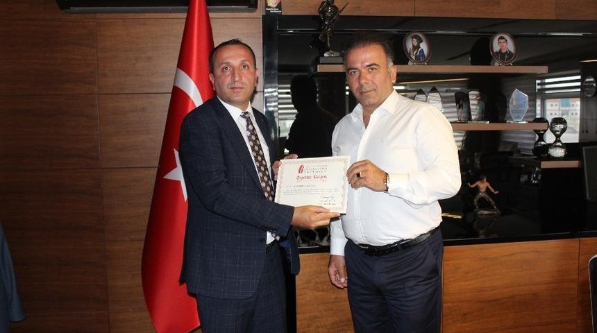 Vergi rekortmeni iş adamına teşekk&uuml;r plaketi