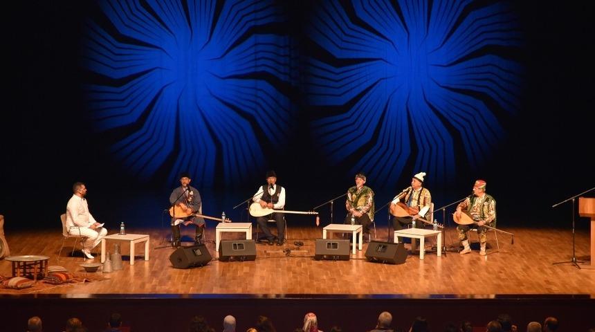 Sel&ccedil;uklu&rsquo;da aşıklar sazıyla s&ouml;z&uuml;yle sahne aldı