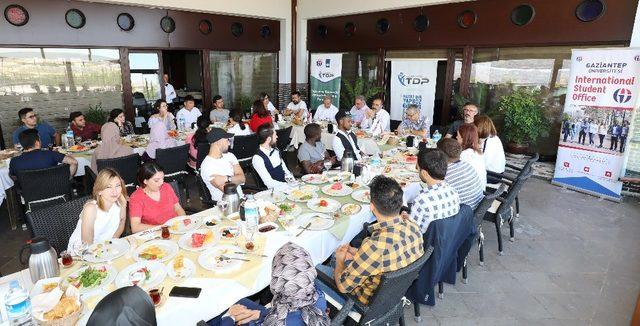 Rektör Prof. Dr. Ali Gür mezun olan uluslararası bölüm öğrencileri ile bir araya geldi