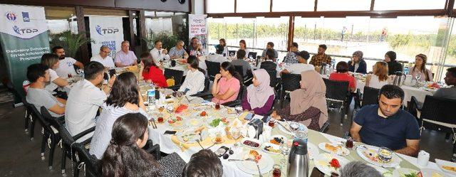 Rektör Prof. Dr. Ali Gür mezun olan uluslararası bölüm öğrencileri ile bir araya geldi