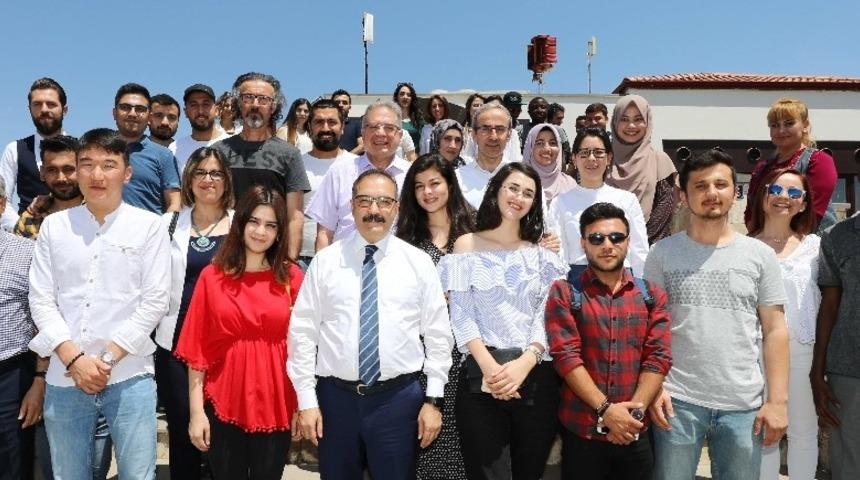 Rekt&ouml;r Prof. Dr. Ali G&uuml;r mezun olan uluslararası b&ouml;l&uuml;m &ouml;ğrencileri ile bir araya geldi