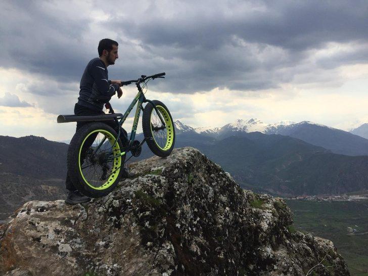 Tarihi Çukurca Kalesi’nin zirvesine bisikletle çıktı G1