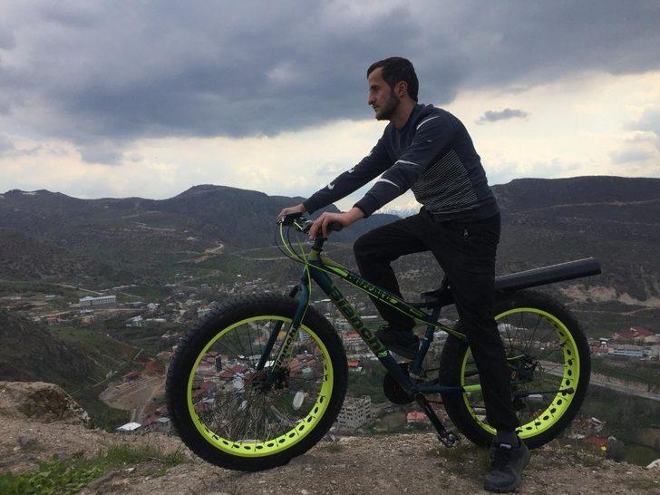 Tarihi Çukurca Kalesi’nin zirvesine bisikletle çıktı G2