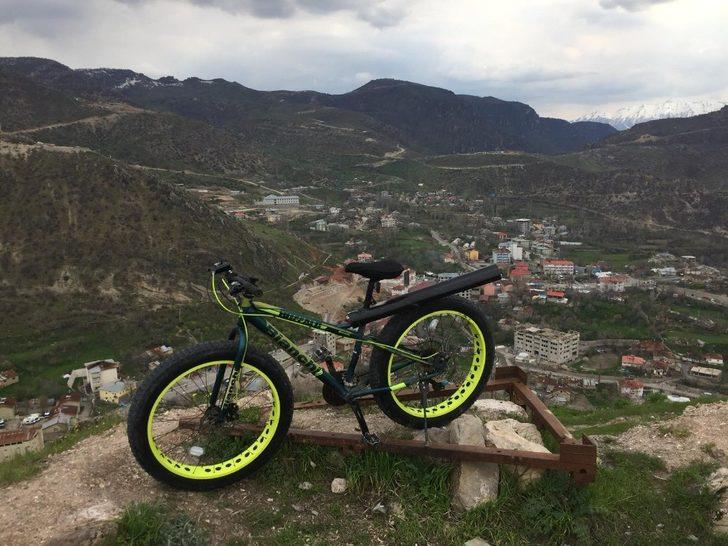 Tarihi Çukurca Kalesi’nin zirvesine bisikletle çıktı G3