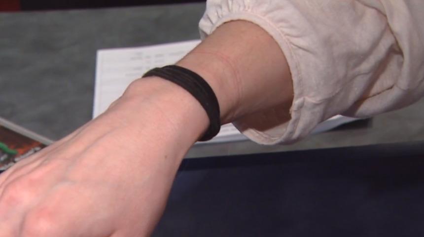 Hepimiz yapıyoruz, aman dikkat! Bileğine taktığı saç tokası yüzünden canından oluyordu