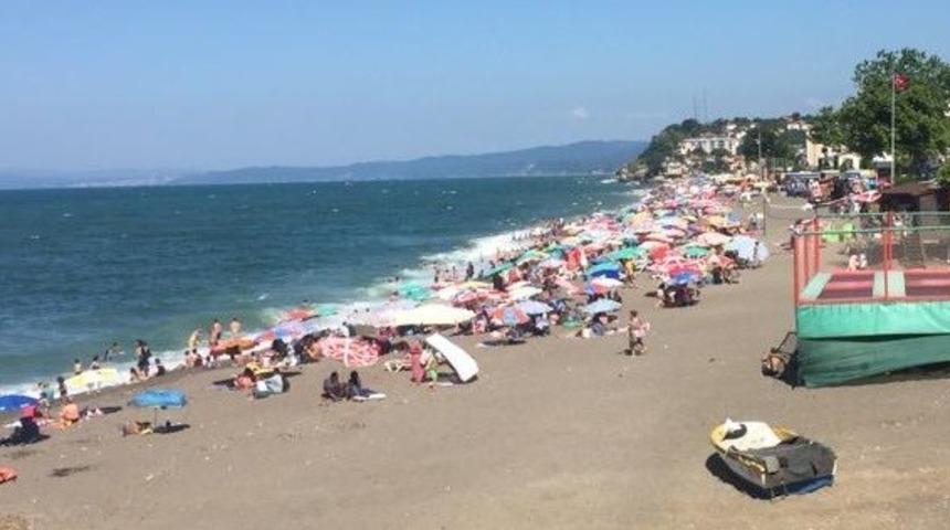 Akçakoca’da hafta sonu plajlar doldu taştı