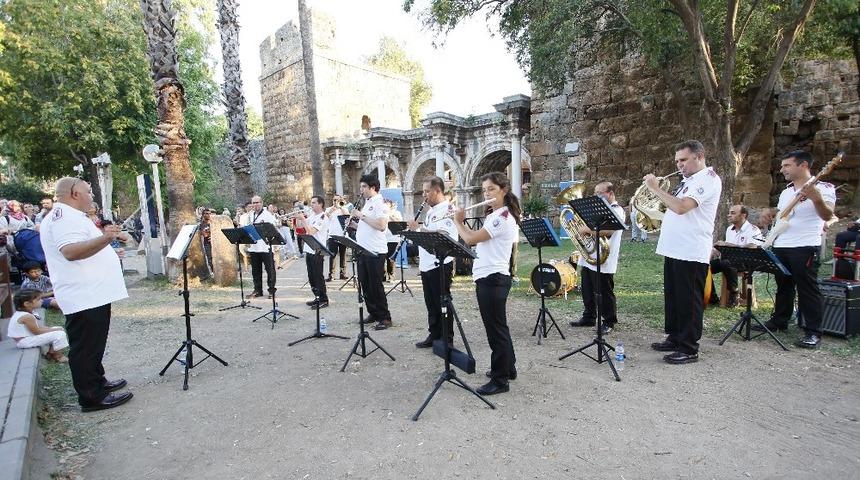 Şehirde m&uuml;zik var