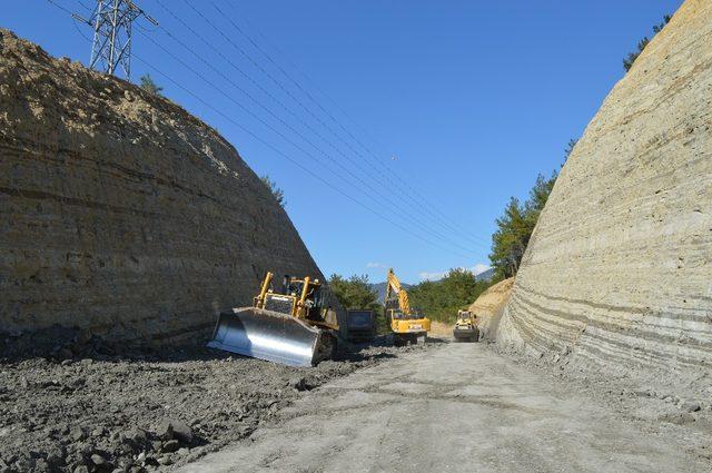 Büyükşehir Manavgat’ta dağları kırıp yeni yol açıyor