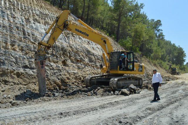 Büyükşehir Manavgat’ta dağları kırıp yeni yol açıyor