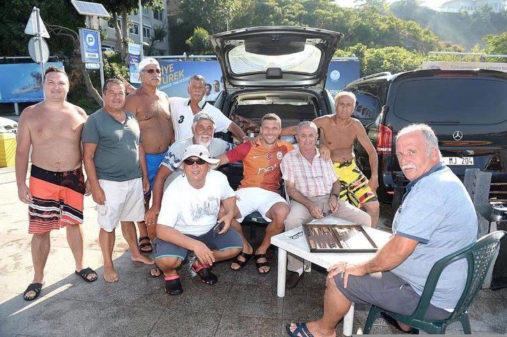 Podolski, Müslüm Gürses dinliyor, oklavayla yufka açıyor G1