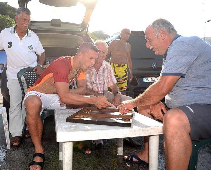 Podolski, Müslüm Gürses dinliyor, oklavayla yufka açıyor G2