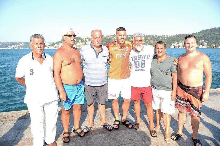 Podolski, Müslüm Gürses dinliyor, oklavayla yufka açıyor G3