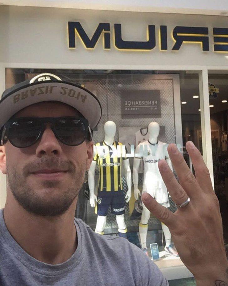 Podolski, Müslüm Gürses dinliyor, oklavayla yufka açıyor G4