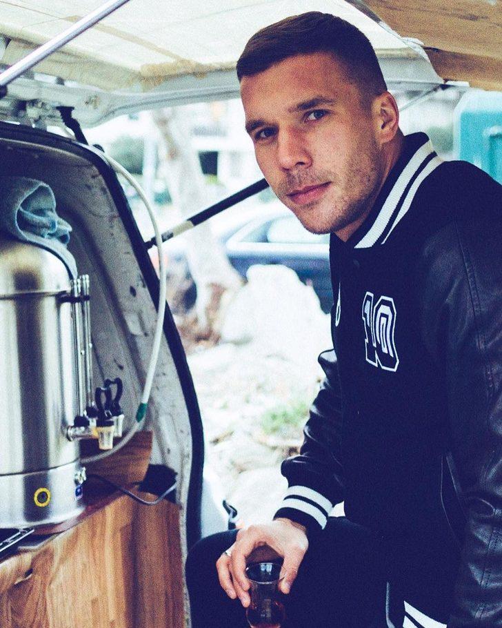 Podolski, Müslüm Gürses dinliyor, oklavayla yufka açıyor G5