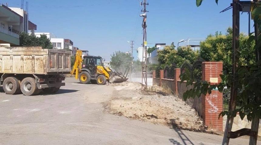 Yıpranan kaldırım taşları yenileniyor