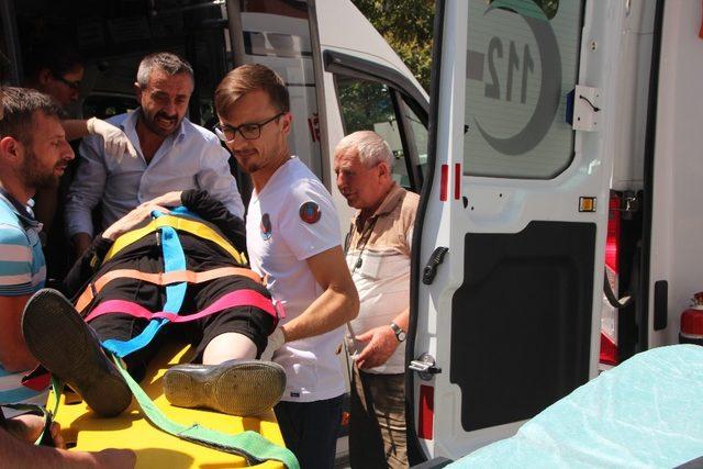 Minib&uuml;s, yayalara yol vermek i&ccedil;in duran ara&ccedil;lara &ccedil;arptı 1