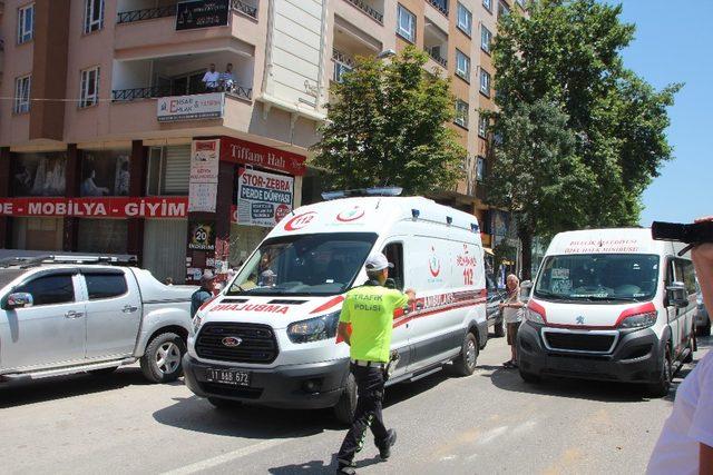 Minib&uuml;s, yayalara yol vermek i&ccedil;in duran ara&ccedil;lara &ccedil;arptı 2