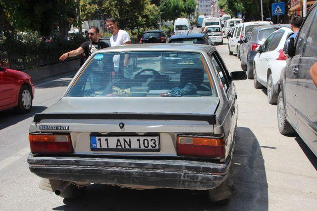 Minib&uuml;s, yayalara yol vermek i&ccedil;in duran ara&ccedil;lara &ccedil;arptı 3