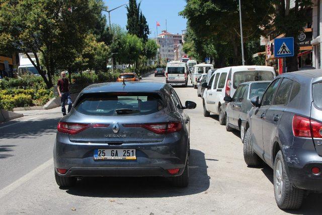 Minib&uuml;s, yayalara yol vermek i&ccedil;in duran ara&ccedil;lara &ccedil;arptı 4