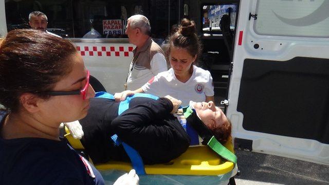 Minibüs, yayalara yol vermek için duran araçlara çarptı