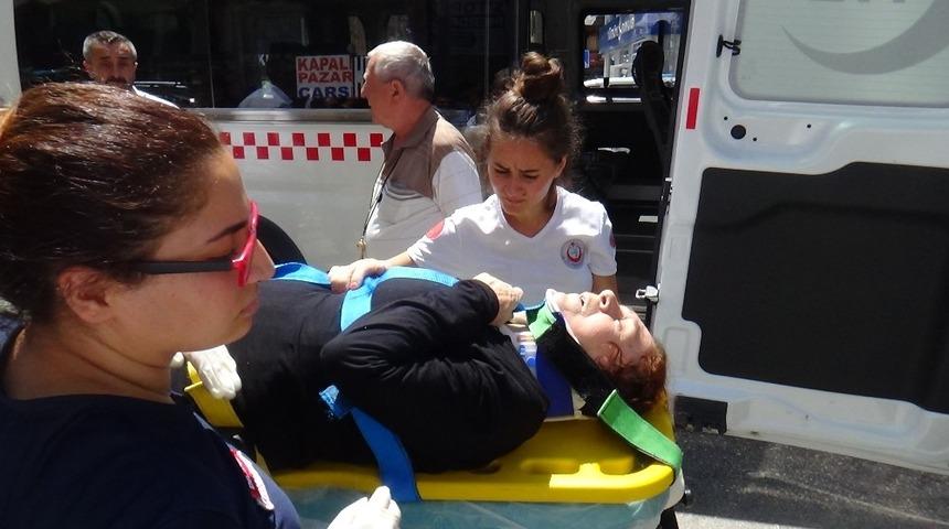 Minib&uuml;s, yayalara yol vermek i&ccedil;in duran ara&ccedil;lara &ccedil;arptı