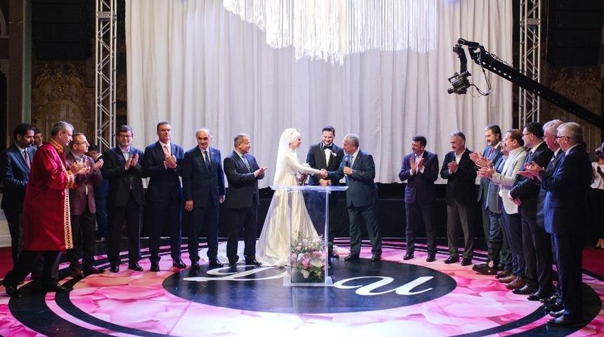 Saygılı ailesinin mutlu g&uuml;n&uuml;