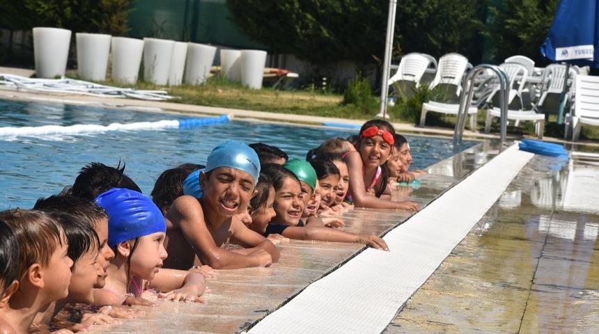 Yunusemre&rsquo;de bin &ouml;ğrenci y&uuml;zme &ouml;ğreniyor