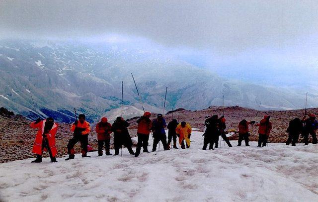 Demirkazık Dağı'nda çığ altında kalan dağcı aranırken, ceset bulundu