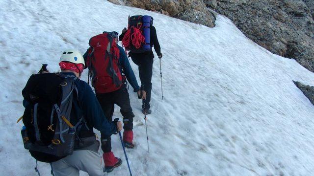 Demirkazık Dağı'nda çığ altında kalan dağcı aranırken, ceset bulundu