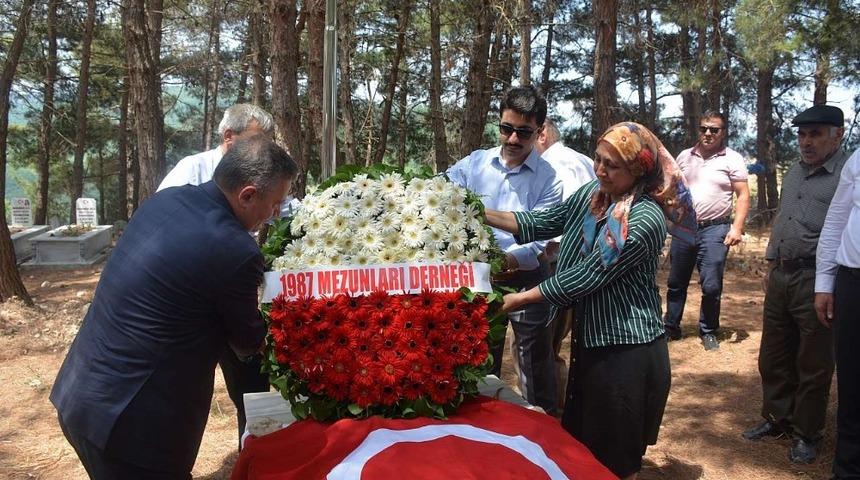 Devre arkadaşları Şehit Y&uuml;zbaşı &Uuml;lker&rsquo;in mezarını ziyaret ettiler
