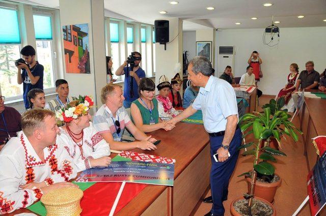 Dans grubu ve halk oyunları ekiplerinden Başkan Akkaya’ya ziyaret