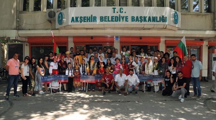 Dans grubu ve halk oyunları ekiplerinden Başkan Akkaya&rsquo;ya ziyaret