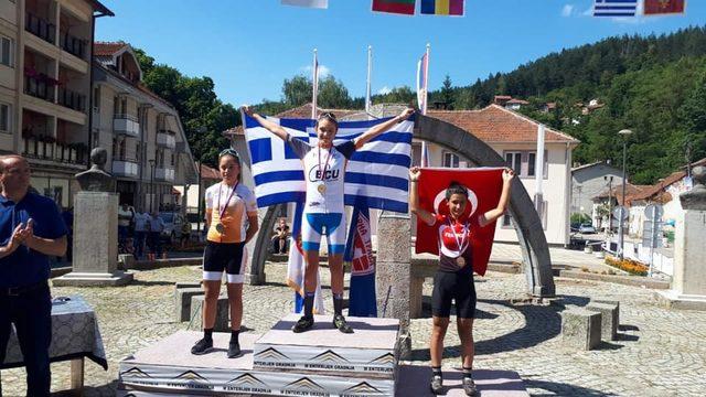 Kayserili sporcular Türk Bayrağı’nı Sırbistan’da dalgalandırdı