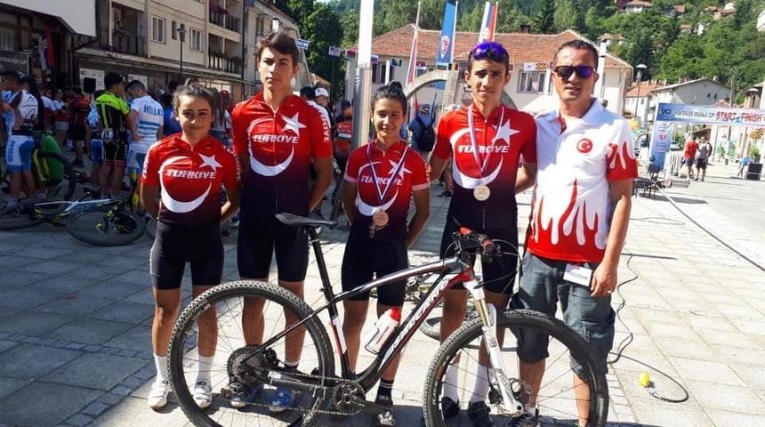 Kayserili sporcular Türk Bayrağı’nı Sırbistan’da dalgalandırdı