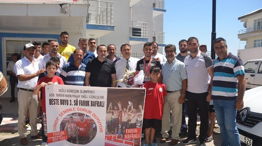 Sinoplu g&uuml;reş&ccedil;iye davullu-zurnalı t&ouml;ren