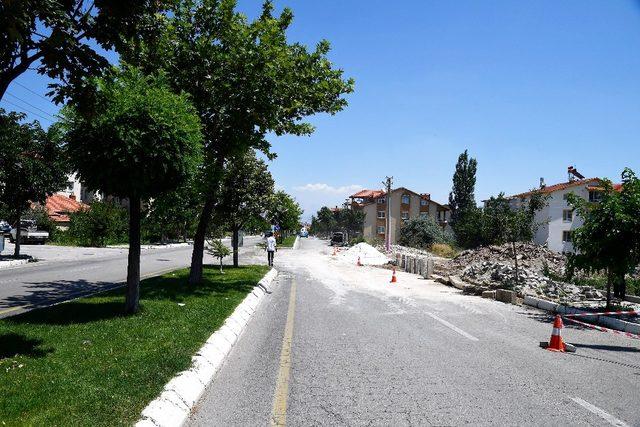 Isparta’da yol ortasındaki ev yıkılarak trafik güvenliği sorunu ortadan kaldırıldı