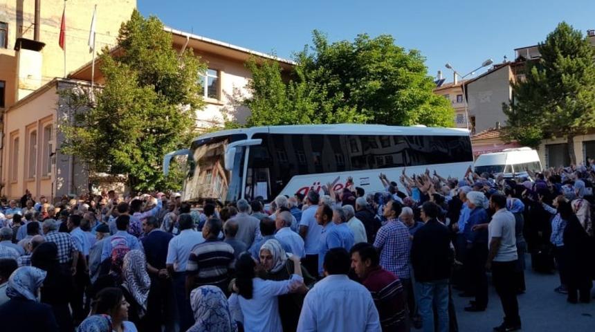 Tosya&rsquo;dan ilk hac kafilesi dualarla uğurlandı
