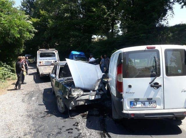 Ehliyetsiz sürücü ekmek dağıtım aracına çarptı